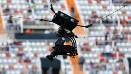Kamera telewizyjna na stadionie podczas transmisji La Liga