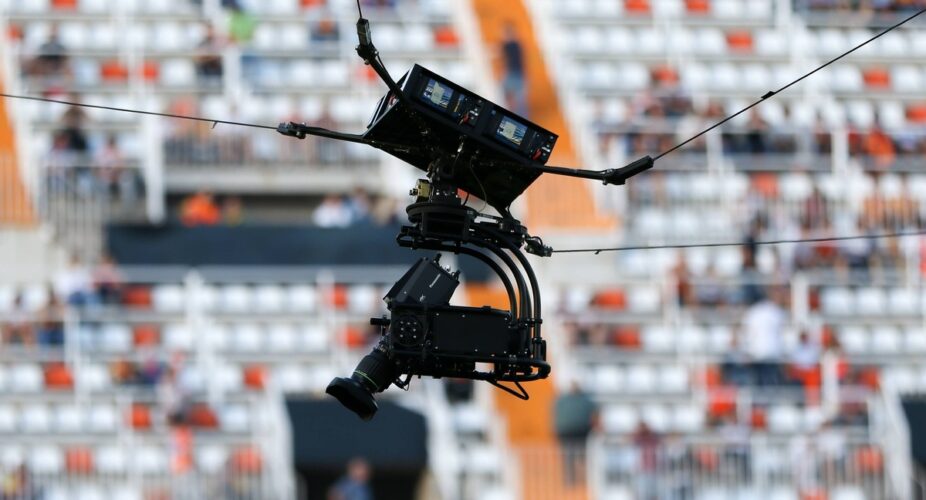 Kamera telewizyjna na stadionie podczas transmisji La Liga